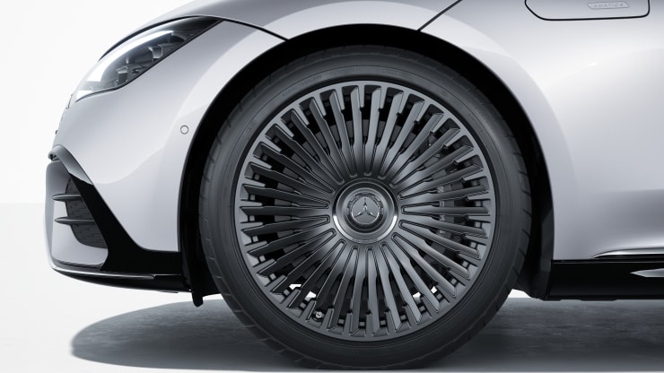 53,3 cm (21") AMG Leichtmetallräder im Vielspeichen-Design Bild 1