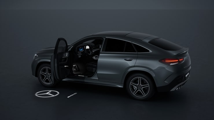 Umfeldbeleuchtung mit animierter Projektion des Mercedes-Benz Pattern Bild 1