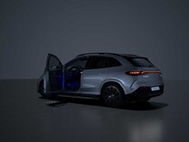EQE SUV Oświetlenie przestrzenne z animowaną projekcją wzoru Mercedes-Benz