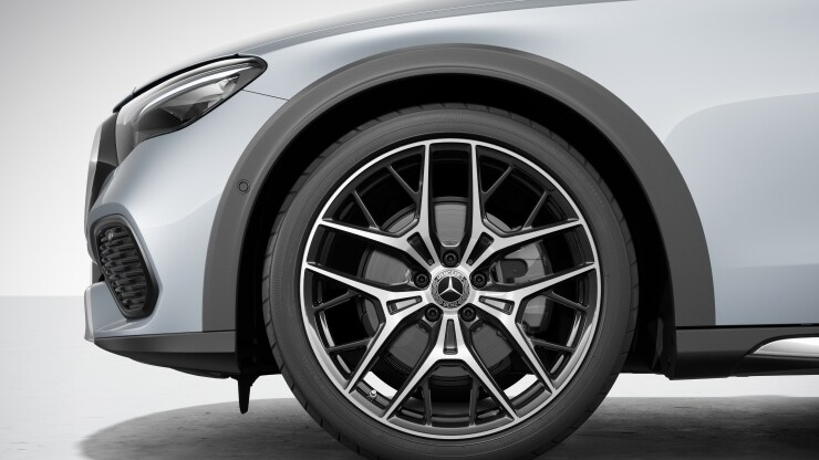 Llantas de aleación ligera AMG de 50,8 cm (20") en diseño de radios cruzados Imagen 1