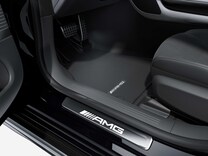 Mercedes-AMG GT čtyřdveřové kupé Osvětlené prahové lišty dveří s výměnným krytem