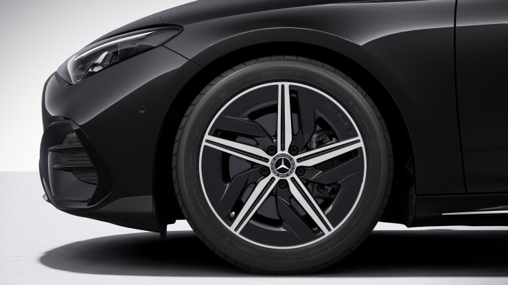 45,7 cm (18") AMG Leichtmetallräder im 5-Speichen-Design 1