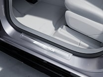 Mercedes-AMG EQE SUV Podświetlane listwy progowe z napisem "AMG" i wymienną osłoną