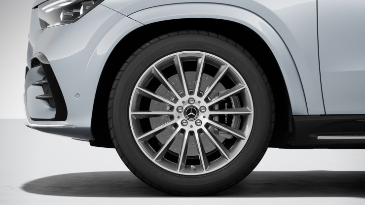 53,3 cm (21") AMG Leichtmetallräder im Vielspeichen-Design Bild 1
