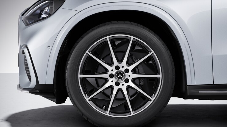 Jantes alliage AMG 50,8 cm (20") à 10 branches optimisées sur le plan aérodynamique, finition noir b Image 1