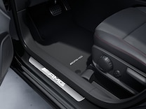 Mercedes-AMG GLA Podsvícené prahové lišty dveří s nápisem "AMG" a výměnným krytem