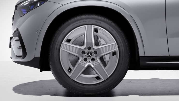 48,3 cm (19") AMG Leichtmetallräder im 5-Speichen-Design Bild 1