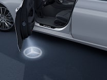 Classe A Limousine compacta Iluminação circundante com projeção do logo Mercedes-Benz