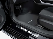 Mercedes-AMG GT 4-drzwiowe Coupé Podświetlane progi drzwi z napisem „AMG” i wymienną nakładką