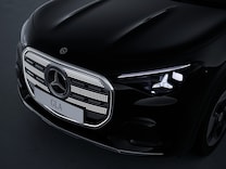 GLA Mercedes-Benz stjärna i fronten, delvis belyst