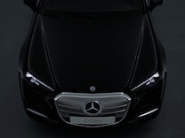 Classe C Berline Calandre emblématique Mercedes-Benz avec bordure éclairée