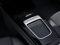 Mercedes-AMG A-Klasse Kompaktlimousine Kabelloses Ladesystem für mobile Endgeräte vorn