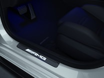 Mercedes-AMG Classe C Station-wagon Soglie d'ingresso AMG con scritta "AMG", illuminate e con coperture intercambiabili