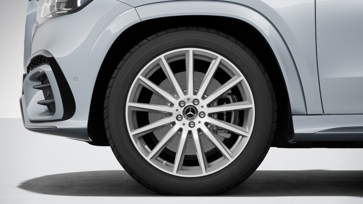 55,9 cm (22") AMG Leichtmetallräder im Vielspeichen-Design Bild 1