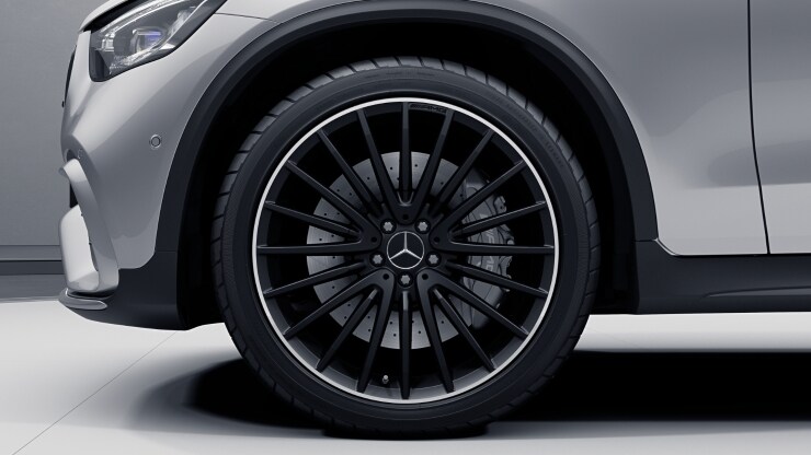 53,3 cm (21") AMG Leichtmetallräder im Vielspeichen-Design Bild 1
