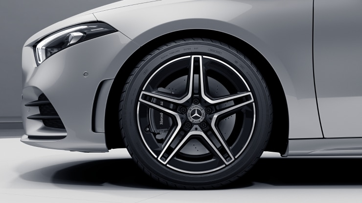 Llantas de aleación AMG de 18" en diseño de 5 radios dobles Imagen 1