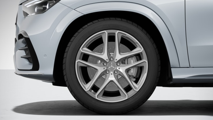 53,3 cm (21") AMG Leichtmetallräder im 5-Doppelspeichen-Design Bild 1
