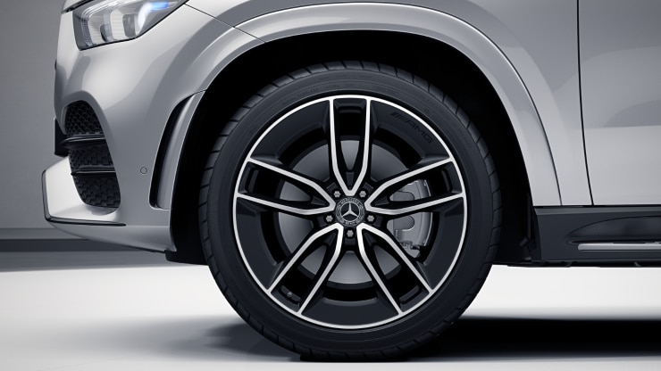 Llantas de aleación AMG de 22" en diseño de 5 radios dobles​ Imagen 1