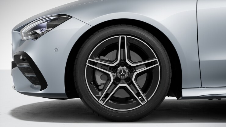 45,7 cm (18") AMG Leichtmetallräder im 5-Doppelspeichen-Design Bild 1