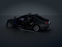 S-Klasse Lichtinszenierung mit Mercedes-Benz Schriftzug