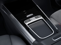 Mercedes-AMG GLA Kabelloses Ladesystem für mobile Endgeräte vorn