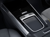 Mercedes-AMG GLA Kabelloses Ladesystem für mobile Endgeräte vorn