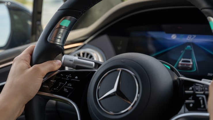 Fahrassistenz-Paket mit DRIVE PILOT 4