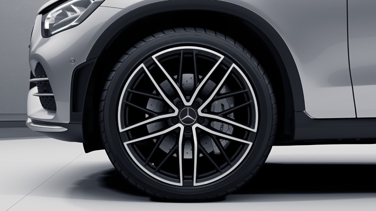 53,3 cm (21") AMG Leichtmetallräder im 5-Doppelspeichen-Design Bild 1