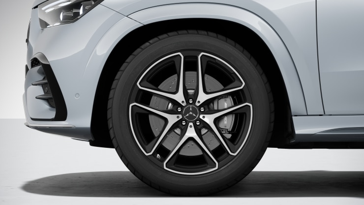 53,3 cm (21") AMG Leichtmetallräder im 5-Doppelspeichen-Design Bild 1
