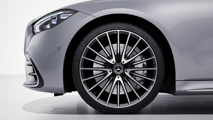 53,3 cm (21") AMG Leichtmetallräder im Vielspeichen-Design Bild 1