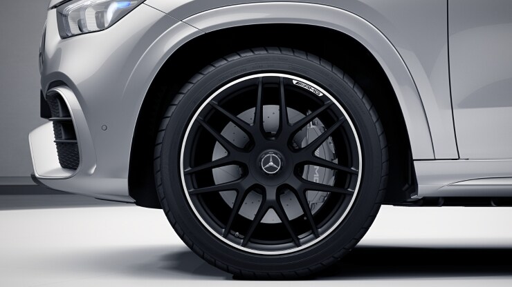Llantas forjadas AMG de 22" en diseño de radios cruzados​ Imagen 1