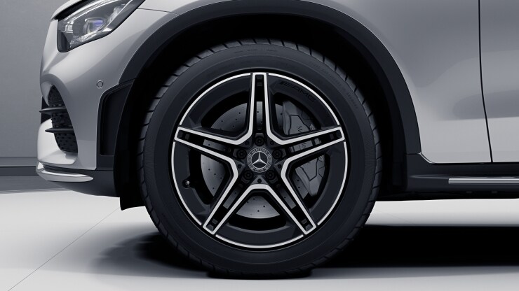 48,3 cm (19") AMG Leichtmetallräder im 5-Doppelspeichen-Design Bild 1