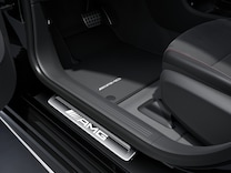 Mercedes-AMG CLA Podsvícené prahové lišty dveří s nápisem "Mercedes-Benz" a výměnným krytem