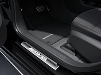 Mercedes-AMG CLA Shooting Brake Podsvícené prahové lišty dveří s nápisem "Mercedes-Benz" a výměnným krytem