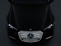 Classe C Berline Calandre emblématique Mercedes-Benz avec bordure éclairée
