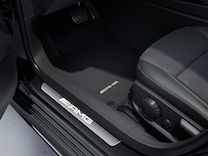 Mercedes-AMG Třída A hatchback Podsvícené prahové lišty dveří s nápisem "AMG" a výměnným krytem