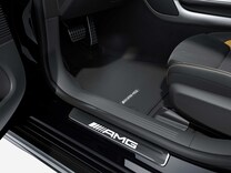 Mercedes-AMG GT 4-drzwiowe Coupé Podświetlane progi drzwi z napisem „AMG” i wymienną nakładką