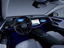 E-Class Saloon ไฟเรืองแสงล้อมรอบห้องโดยสาร 64 สี แบบพรีเมี่ยม