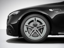 Mercedes-AMG Klasa E Limuzyna Kompozytowy układ hamulcowy AMG high-performance z czarnymi zaciskami