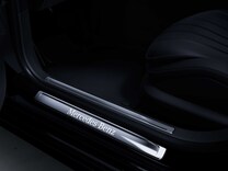 S-Klasse Einstiegsleisten mit „Mercedes-Benz“ Schriftzug beleuchtet