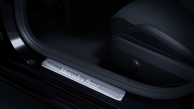 Einstiegsleisten mit "Mercedes-Benz" Schriftzug, beleuchtet und mit Wechselcover 2