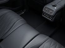 Mercedes-Maybach GLS MBUX remote control in the rear